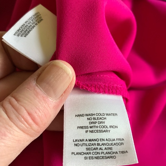 Jones of New York Magenta short sleeve blouse. - Picture 3 of 3